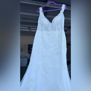 DaVinci Ivory Lace Bridal Gown